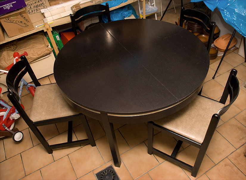 Table noire + 4 chaises