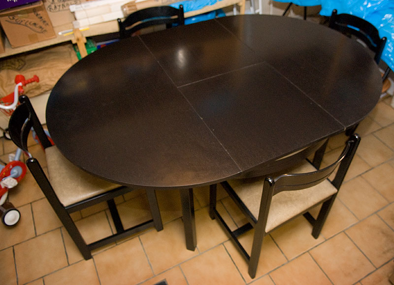 Table noire + 4 chaises